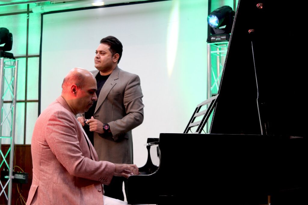 پیانونوازی محمدرضا چراغعلی در رسیتال پیانوی هنرجویان همراز