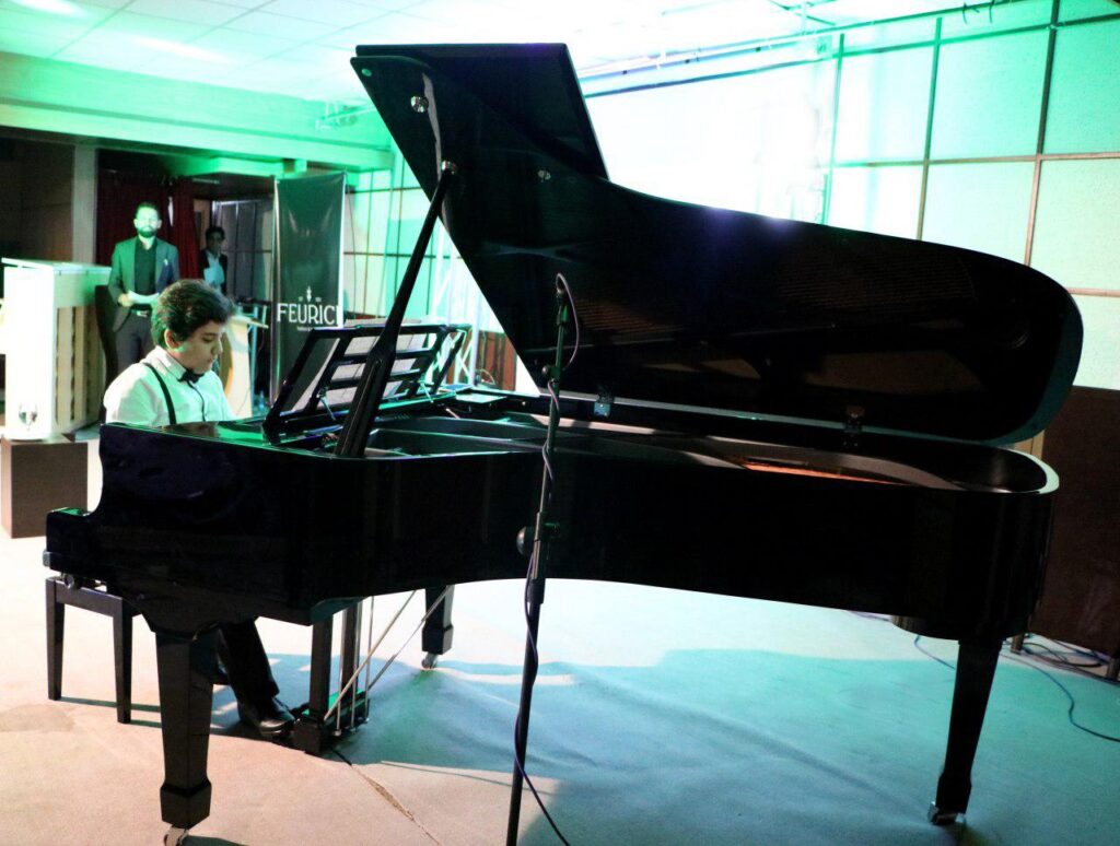 پیانونوازی در رسیتال پیانوی هنرجویان همراز