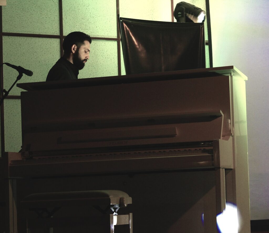 پیانونوازی محسن افشانی در رسیتال پیانوی هنرجویان همراز